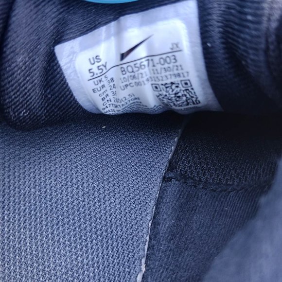 Nike Revolution size 5.5 Black White Grade School Shoes - Picture 6 of 9